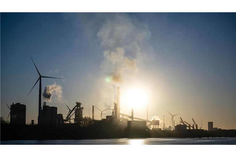 So schnell wie erhofft wird deutscher Stahl nicht grün, das heißt ohne CO2-Ausstoß, hergestellt. (Symbolbild)