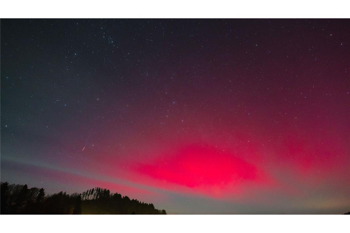 So schön können Nordlichter über Bayern sein. Diese Aufnahme stammt noch aus dem November 2025. Wie stehen die Chancen auf solche Bilder heute Nacht?