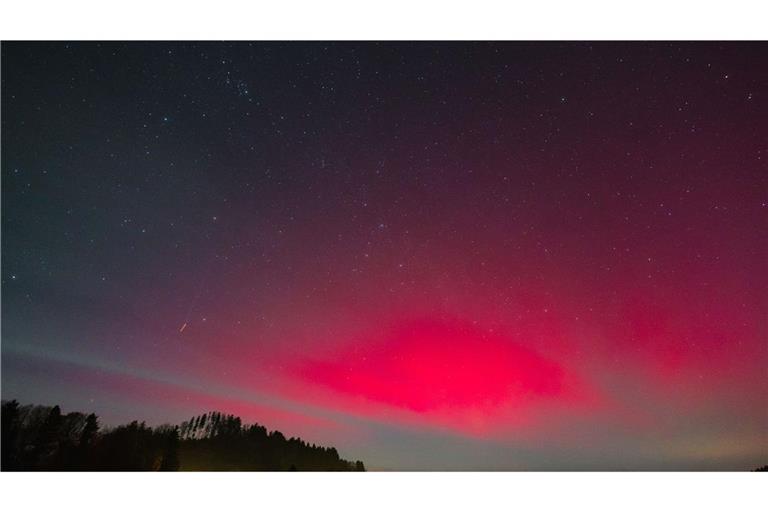 So schön können Nordlichter über Bayern sein. Diese Aufnahme stammt noch aus dem November 2025. Wie stehen die Chancen auf solche Bilder heute Nacht?