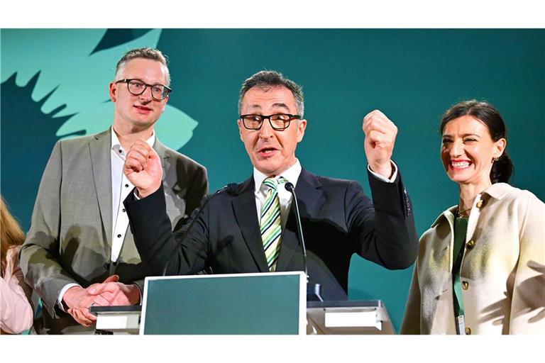 So sehen Sieger aus. Cem Özdemir (Grüne) jubelt vor seinen Anhängern.