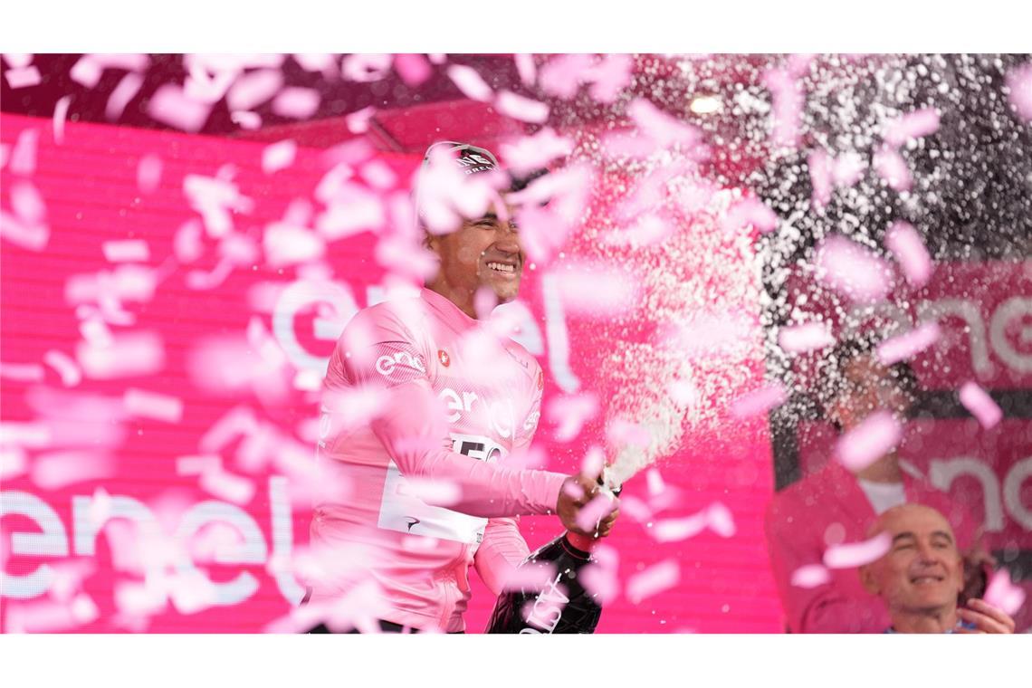 So sehen Sieger aus: Jhonatan Narváez aus Ecuador freut sich auf dem Podium über seinen Erfolg auf der ersten Etappe des Giro d'Italia von Venaria Reale nach Turin.