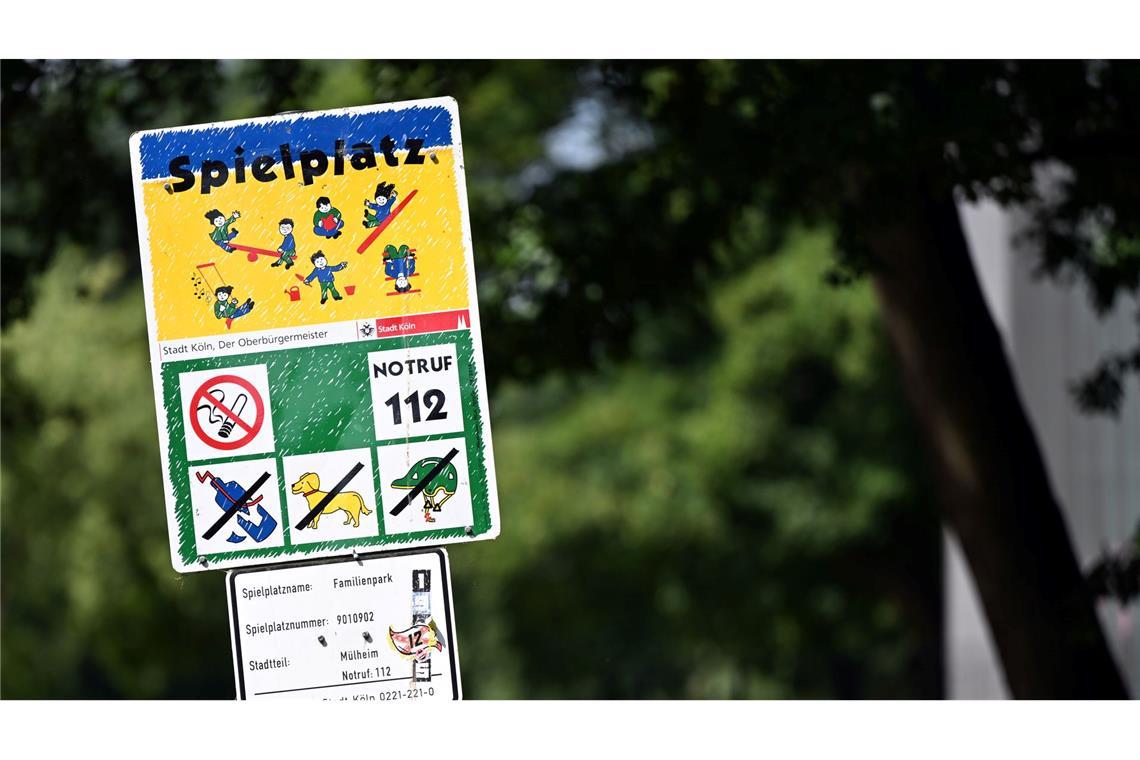 Landesjugendring verteidigt neue Spielplatz-Schilder in Köln So sehen viele Kölner Spielplatz-Schilder bislang aus - ihre Stunden sind womöglich gezählt. (Archiv)