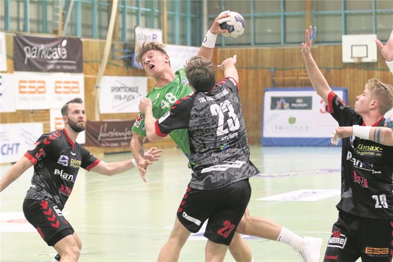 So sehr sich Felix Raff und die HCOB-Handballer auch ins Zeug legten, ihnen wollte die Wende trotz aller Chancen einfach nicht gelingen. Foto: A. Hornauer