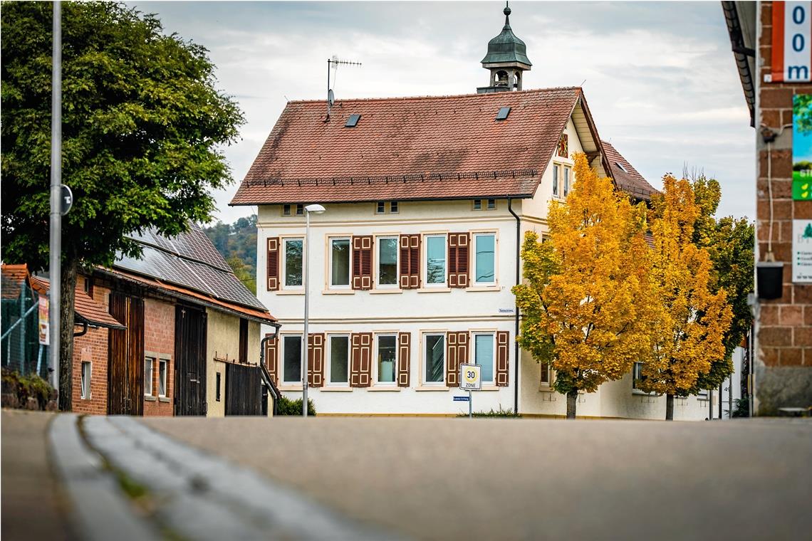 So sieht das alte Schulhaus in Oberweissach aktuell aus. Foto: A. Becher
