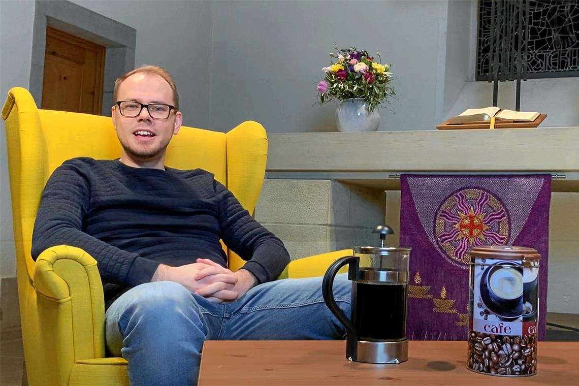 Andacht als Wohnzimmerformat So sieht das Setting aus: Christian Schmitt hat für die Aufnahmen der kurzen Andachten auch den eigenen Wohnzimmersessel mitgebracht und in der Kirche platziert. Weitere Folgen haben die jungen Leute dann in vielen anderen Gotteshäusern in Nordosten Württembergs aufgenommen, geschnitten und für die Mitglieder ins Netz gestellt. Fotos: T. Göttling
