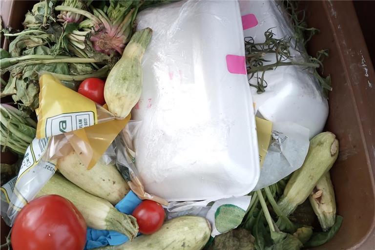 So sieht es in vielen Biotonnen aus: Störstoffe wie Plastik mitten im Bioabfall. Foto: AWRM