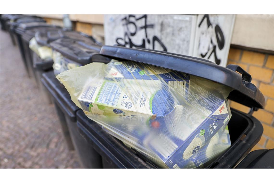 So soll es nicht sein: Getränkekartons im Restmüll. Dabei gehören sie in den Gelben Sack oder die Gelbe Tonne.