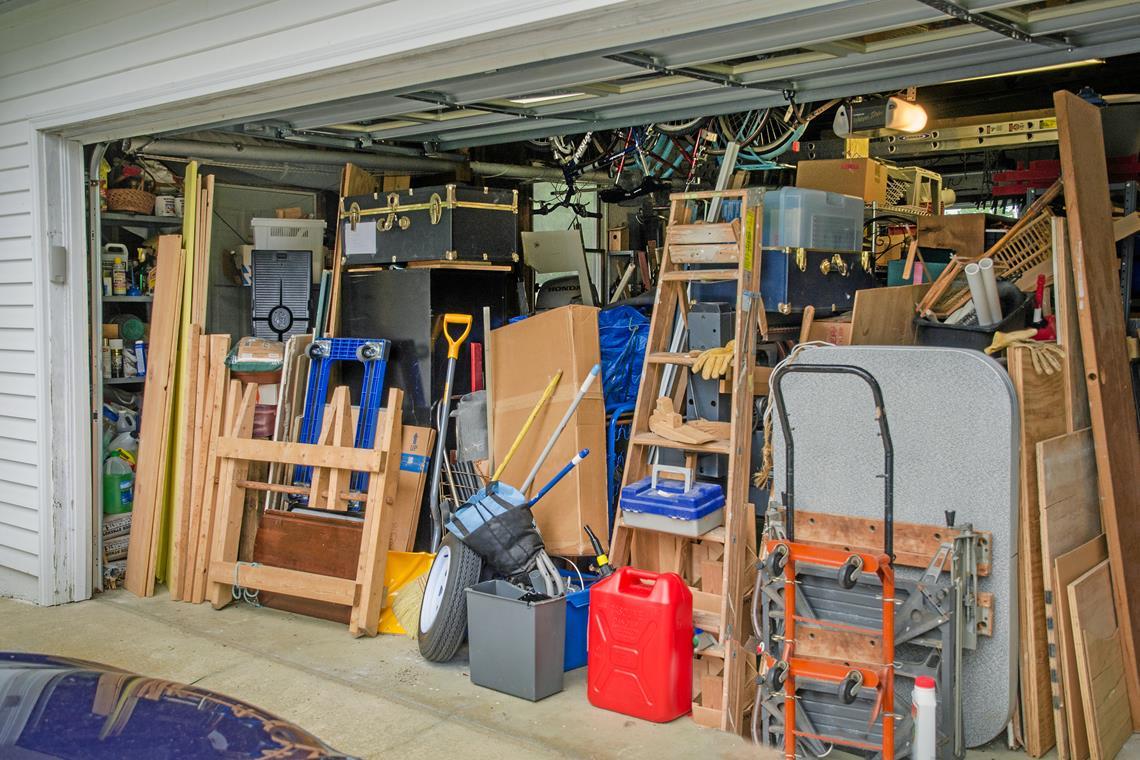 Wenn das Auto nicht mehr in die Garage passt So sollte es in einer Garage nicht aussehen. Die Lagerung von Gegenständen sollte eine untergeordnete Rolle spielen. Foto: Adobe Stock/Tim