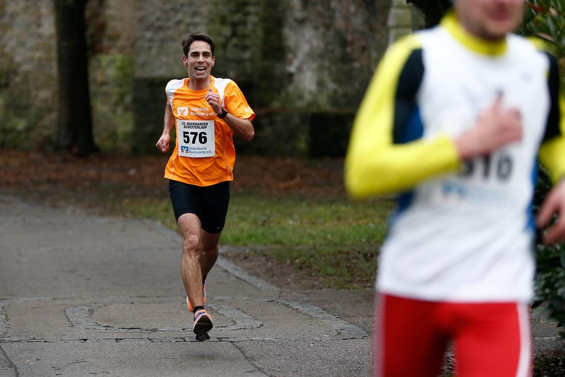 So viel Platz, wie Johannes Weingärtner 2018 am Murrufer hatte, ist beim regulären Silvesterlauf selten. Bei der diesjährigen virtuellen Variante wird es dagegen der Normalfall sein. Foto: A. Becher