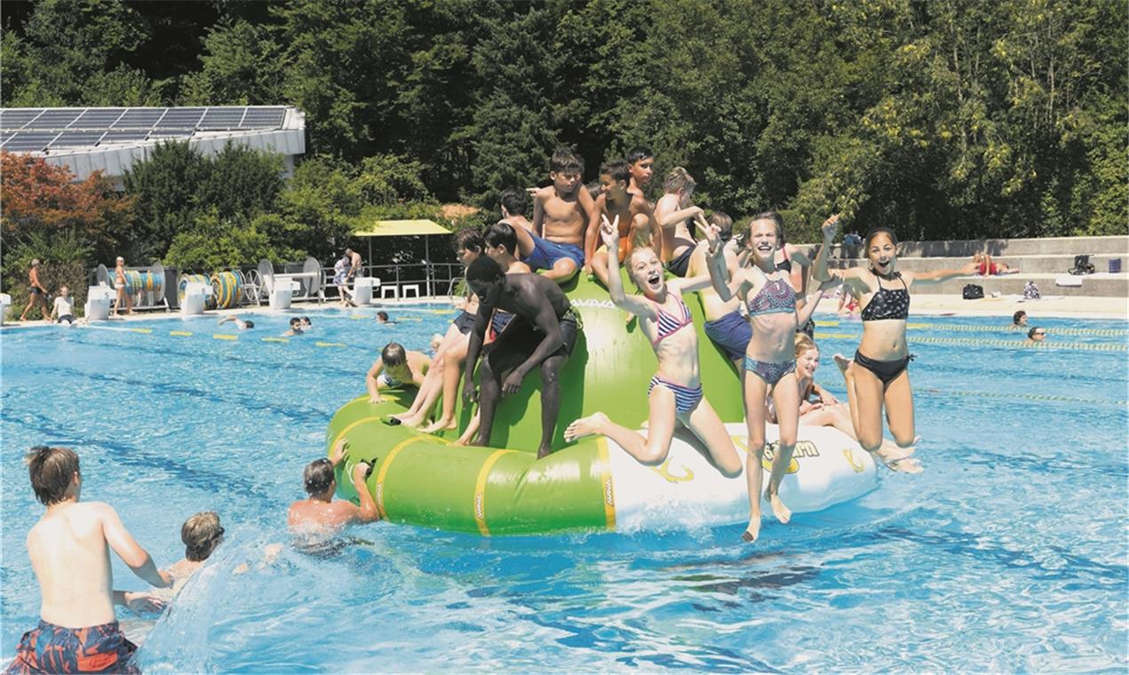 Besucherrekord im Backnanger Freibad So voll wie hier bei der Schools-out-Party im Backnanger Wonnemar kurz vor den Sommerferien war’s in den vergangenen Monaten fast an jedem Tag und in jedem Freibad. Foto: J. Fiedler