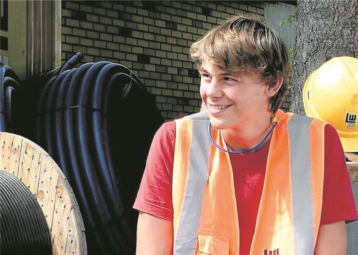 So werden seine Eltern ihn in Erinnerung behalten: Marc Fritz hat eine Ausbildung beim Straßenbau-Unternehmen Leonhard Weiss absolviert und war dort vor sechs Monaten in einem Imagefilm für seinen Beruf aufgetreten. Dieses Bild ist dem Film entnommen. Foto: Privat