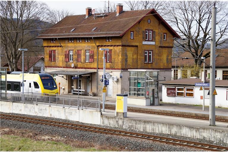 So wie an Gleis 2 will die Bahn bis in zwei Jahren auch den derzeit ungenutzten Bahnsteig an Gleis 1 direkt vor dem Sulzbacher Bahnhofsgebäude für einen barrierefreien Zustieg höher legen. Das Bahnhofsgebäude wurde von der Gemeinde aufgekauft und soll renoviert werden. Foto: U. Gruber