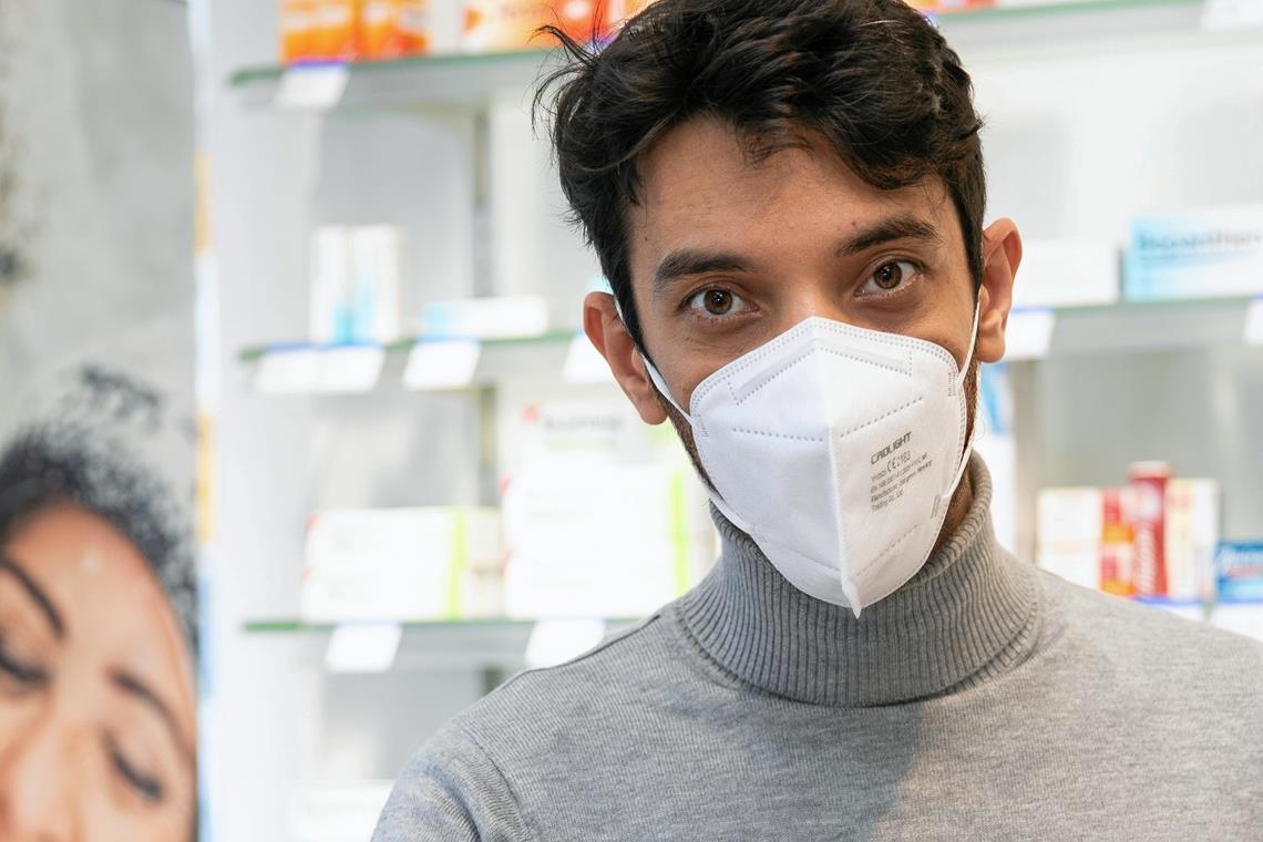 So wie Domenico La Regina, Inhaber der Brücken-Apotheke in der Sulzbacher Straße, haben alle befragten Apotheker rechtzeitig ausrechend FFP2-Masken bestellt und jetzt vorrätig. Foto: A. Becher