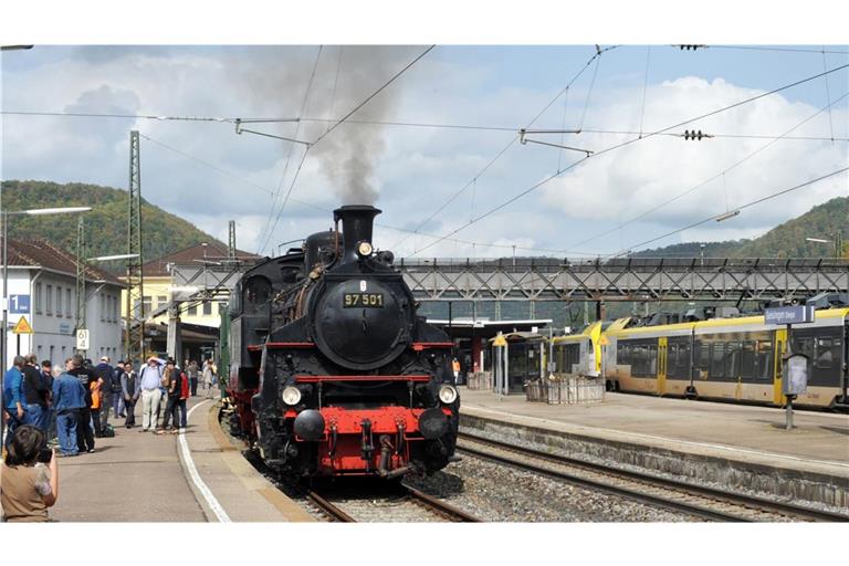 So wie hier wird die Steilstreckenlok der Baureihe 97 Ende Juni wieder vom Bahnhof Geislingen auf die Alb hinauf dampfen.