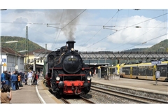 So wie hier wird die Steilstreckenlok der Baureihe 97 Ende Juni wieder vom Bahnhof Geislingen auf die Alb hinauf dampfen.
