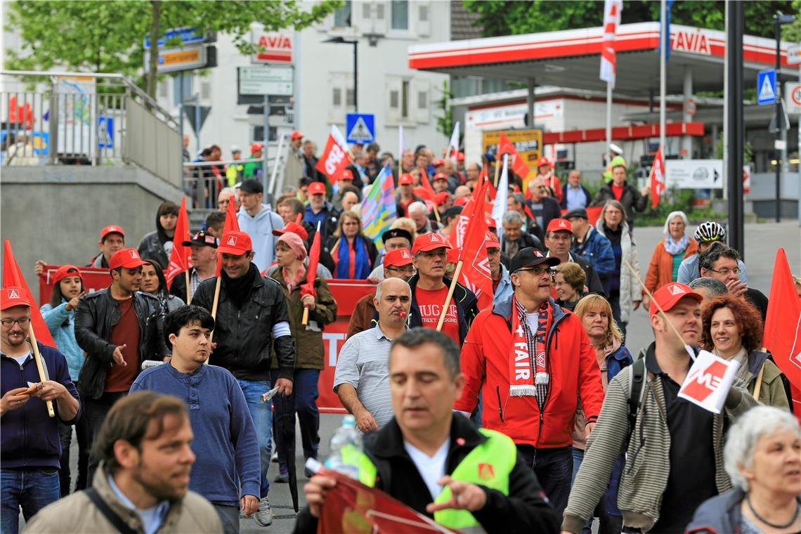 Solidarität mit Abstand und online So wie hier zu sehen – bei einer traditionellen Maikundgebung des DBG in Waiblingen – wird es in diesem Jahr nicht zugehen. Es werden voraussichtlich stellenweise kleinere Grüppchen mit gebührendem Abstand unter den Teilnehmern und unter Wahrung der hygienischen Bestimmungen auf die Straße gehen. Das meiste wird sich am Tag der Arbeit aber im Internet abspielen. Foto: A. Becher