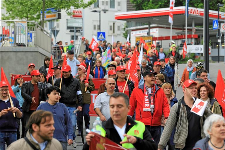 So wie hier zu sehen – bei einer traditionellen Maikundgebung des DBG in Waiblingen – wird es in diesem Jahr nicht zugehen. Es werden voraussichtlich stellenweise kleinere Grüppchen mit gebührendem Abstand unter den Teilnehmern und unter Wahrung der hygienischen Bestimmungen auf die Straße gehen. Das meiste wird sich am Tag der Arbeit aber im Internet abspielen. Foto: A. Becher
