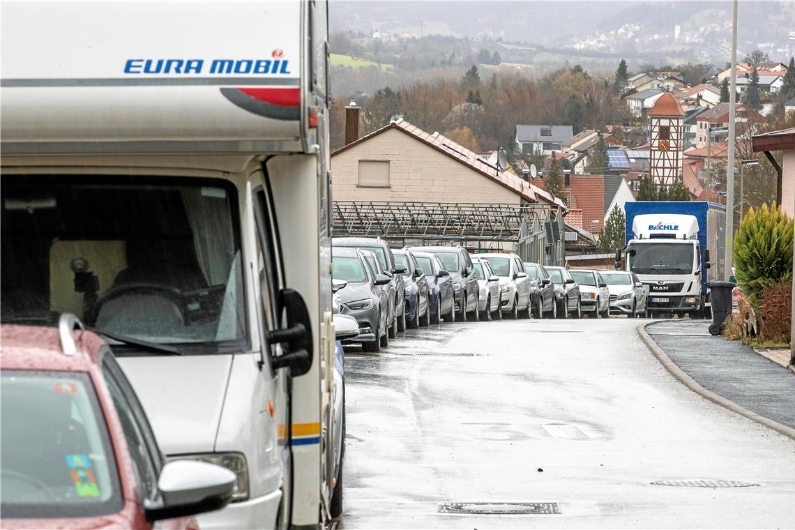 „Man muss nicht jeden Meter mit dem Auto fahren“ So wie im Foto stellt sich die Parksituation in der Friedhofstraße in Allmersbach im Tal für gewöhnlich wochentags dar. Foto: A. Becher