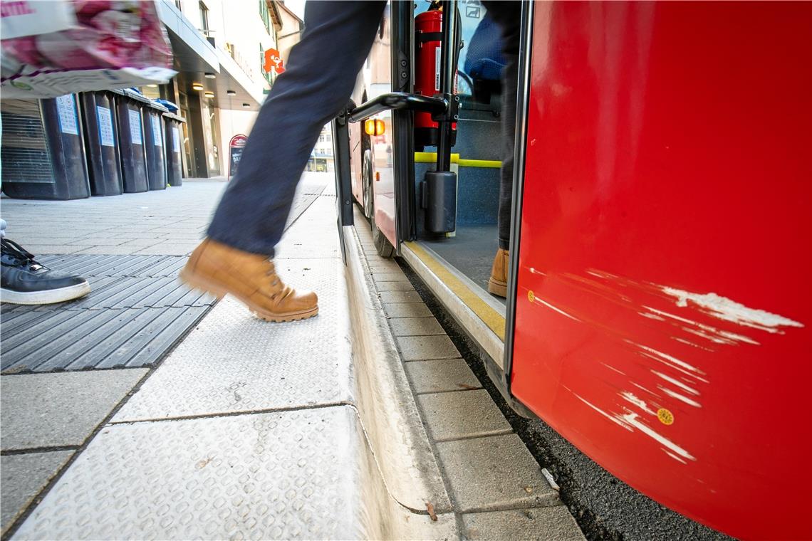 So wie in der Gerberstraße sollte es überall im Stadtgebiet sein: Die Busfahrgäste können nahezu ebenerdig einsteigen. Foto: A. Becher