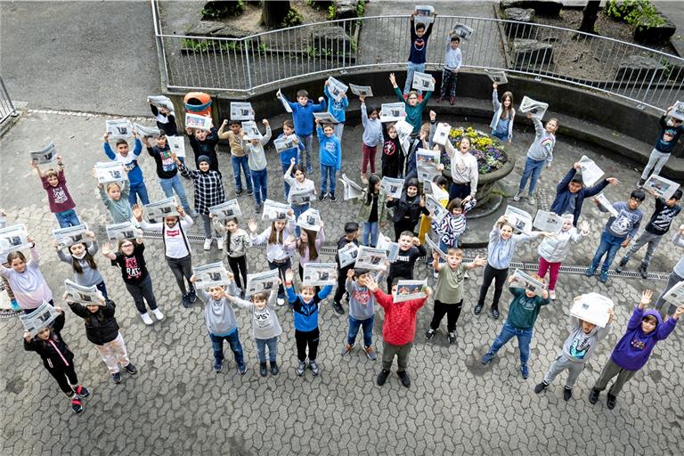 So wie insgesamt über 600 Schülerinnen und Schüler starteten gestern die Viertklässlerinnen und Viertklässler der Schillerschule mit ihrer ersten BKZ ins Lesepiratenprojekt. Fotos: A. Becher