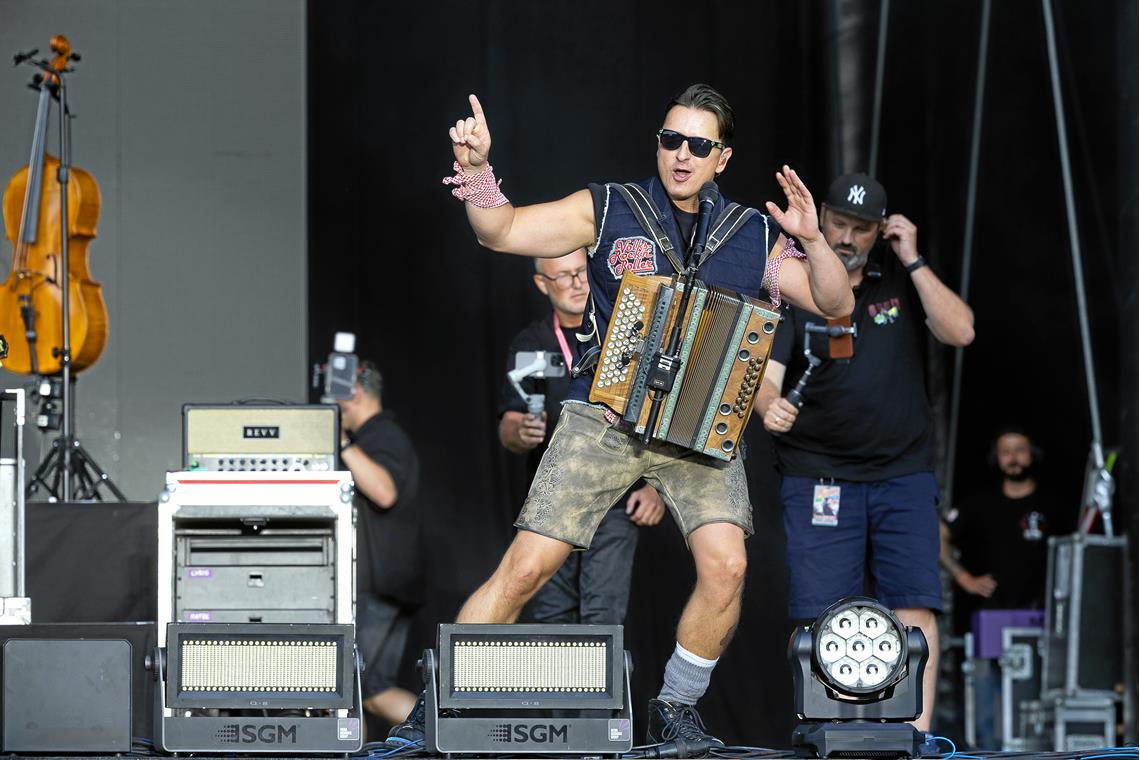 So wie seine Fans ihn kennen und lieben, betritt Andreas Gabalier die Bühne: In ...