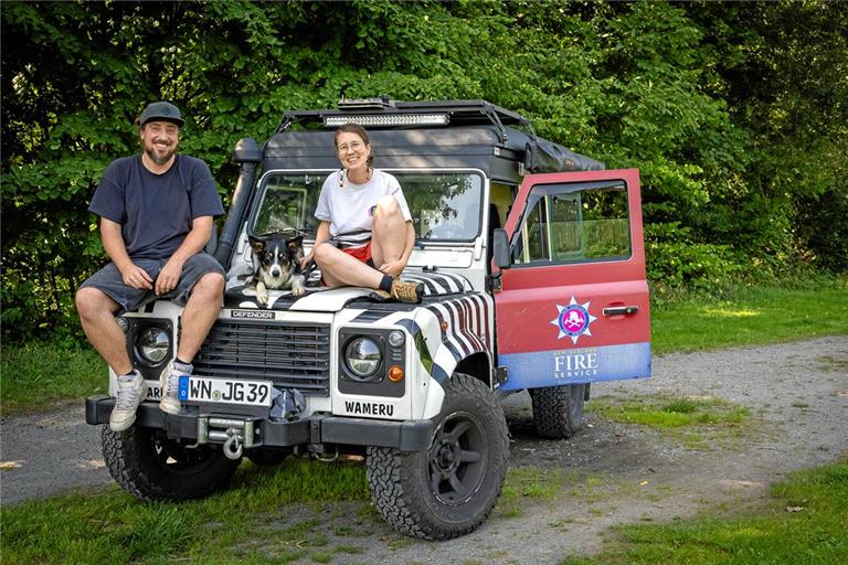 Sobald der Landrover startklar ist, geht es für Peggy Müller und Silvano Beck und Border Collie Hündin Kali los in Richtung Süden. Fotos: Alexander Becher