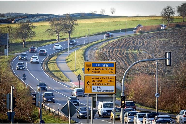 Sobald die B14 ausgebaut ist, wird der Autobahnzubringer nach Mundelsheim das neue Nadelöhr werden. Die Verantwortlichen fordern dringend dessen Ausbau. Foto: Alexander Becher
