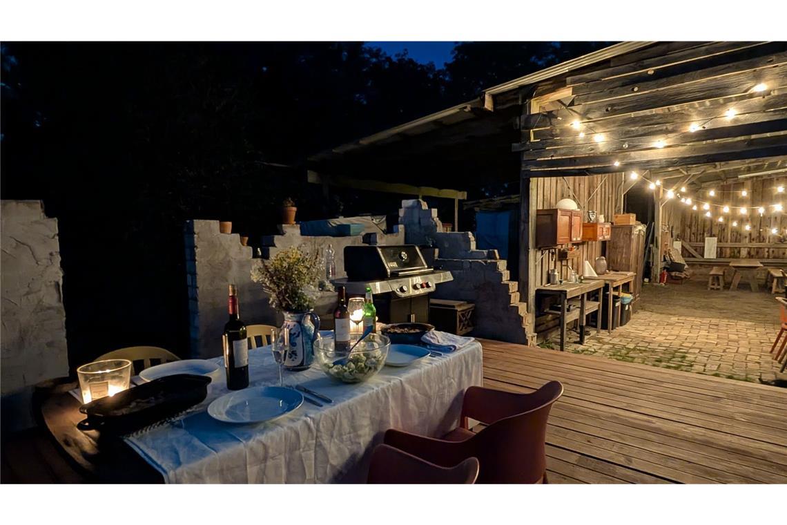 Sieben Freunde, ein Hof, ein Traum Sobald die Sonne nicht mehr aufs Plateau an der Westernbar knallt, kann man es dort auch aushalten.