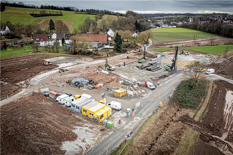 Sobald die Spundwände ins Erdreich getrieben sind, kann die Baugrube für das Durchlaufbecken ausgehoben werden. Fotos: Alexander Becher