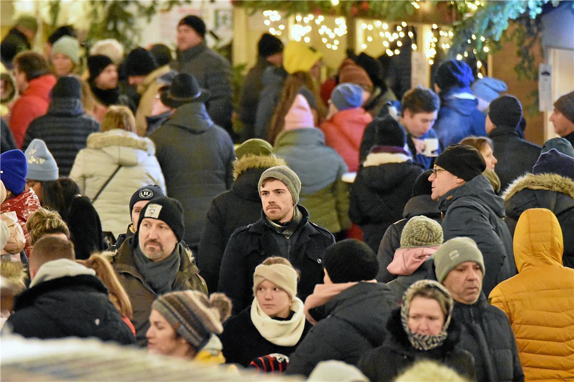 Sobald es dunkel wurde, füllte sich der Weihnachtsmarkt. „Alle Jahre wieder“ zum...