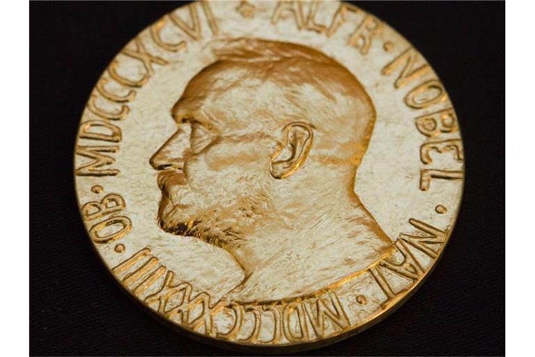 Soe sieht die Vorderseite der Medaille des Friedensnobelpreises aus. Foto: Berit Roald/SCANPIX NORWAY/dpa