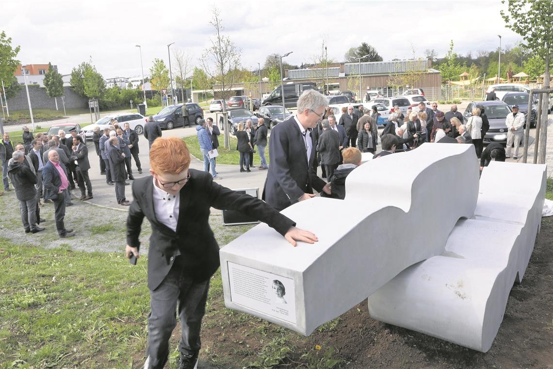 Soeben enthüllt: Gedenkstein für Björn Steiger. Foto: G. Schneider