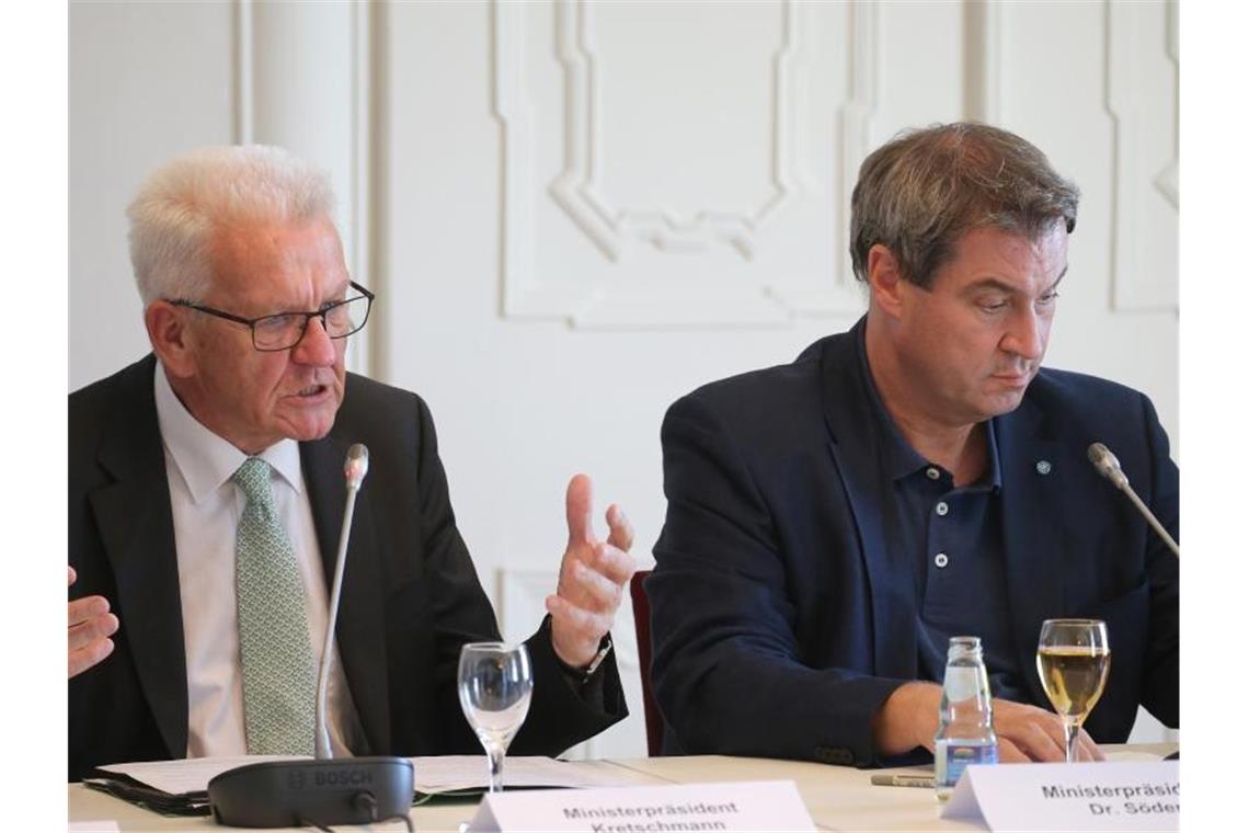 Söder, bayerischer Ministerpräsident (CSU,r) und Kretschmann, Ministerpräsident von Baden-Württemberg (Grüne,l). Foto: Karl-Josef Hildenbrand