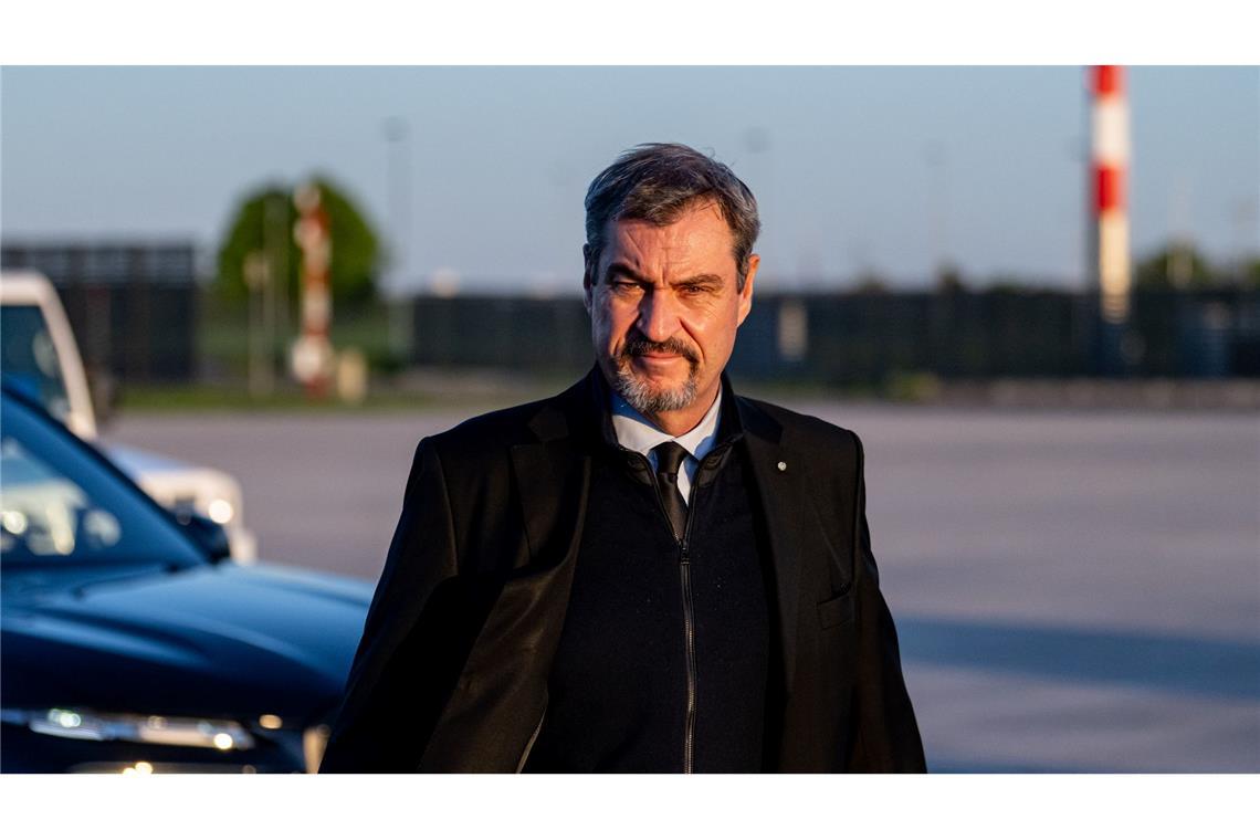 Kritik an Söder nach Selfie vor Trauerfeier Söder bei der Ankunft in Rom.
