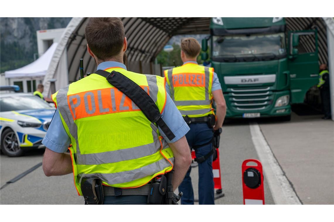 GdP: Grenzkontrollen so nur noch ein paar Wochen machbar Söder hält Aufstockung der Bundespolizei für nötig. (Archivbild)