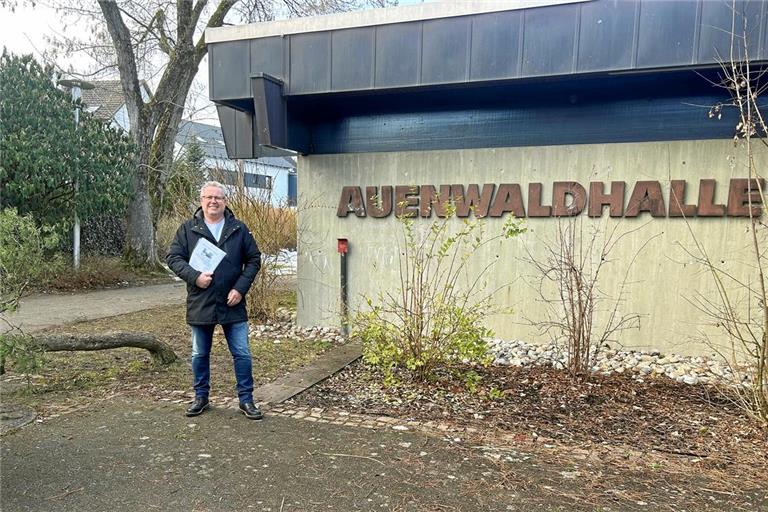 Sönke Klenk hat mit den gesammelten Unterschriften noch die Hoffnung auf eine Lösung für die Halle. Foto: Andreas Ziegele