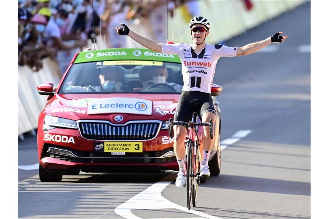 Sören Kragh Andersen jubelt über seinen zweiten Etappensieg bei der Tour de France. Foto: Pool/BELGA/dpa
