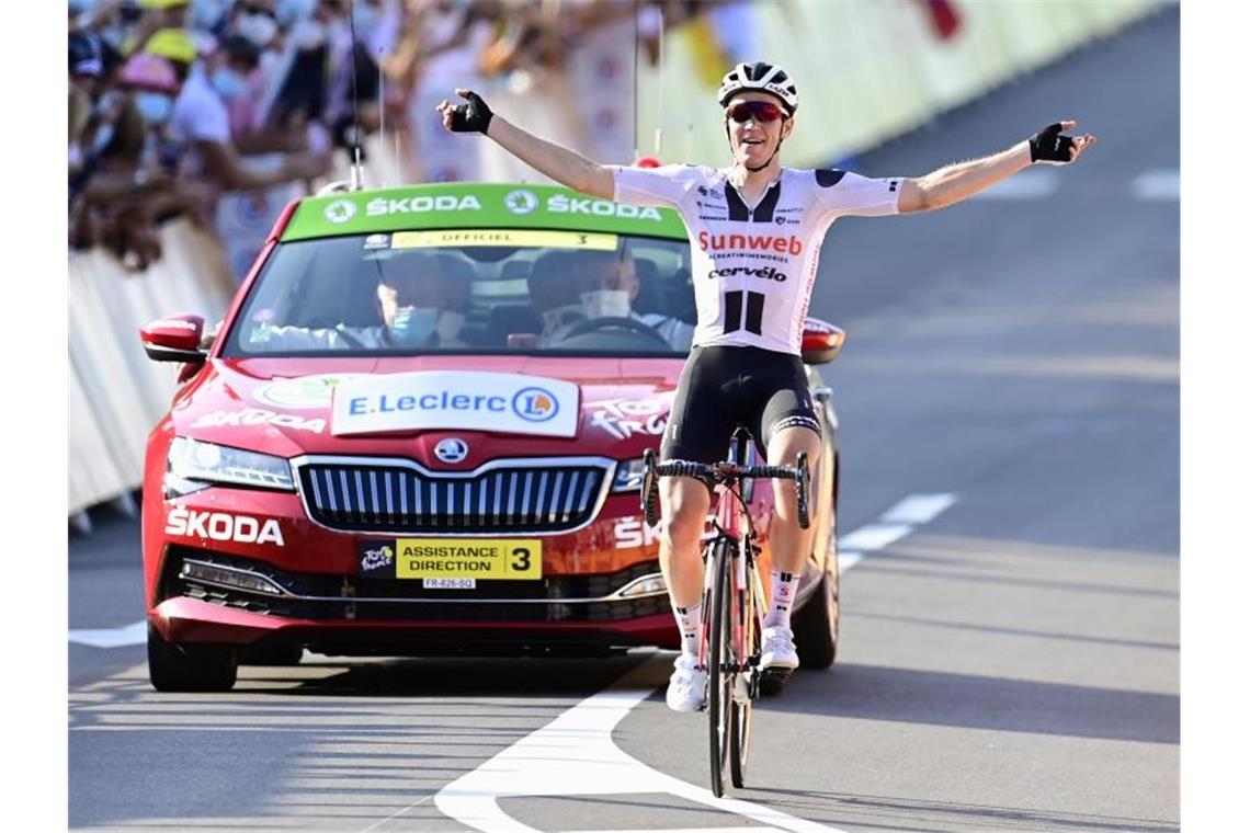 Andersen als Ausreißerkönig der Tour - Roglic weiter in Gelb Sören Kragh Andersen jubelt über seinen zweiten Etappensieg bei der Tour de France. Foto: Pool/BELGA/dpa