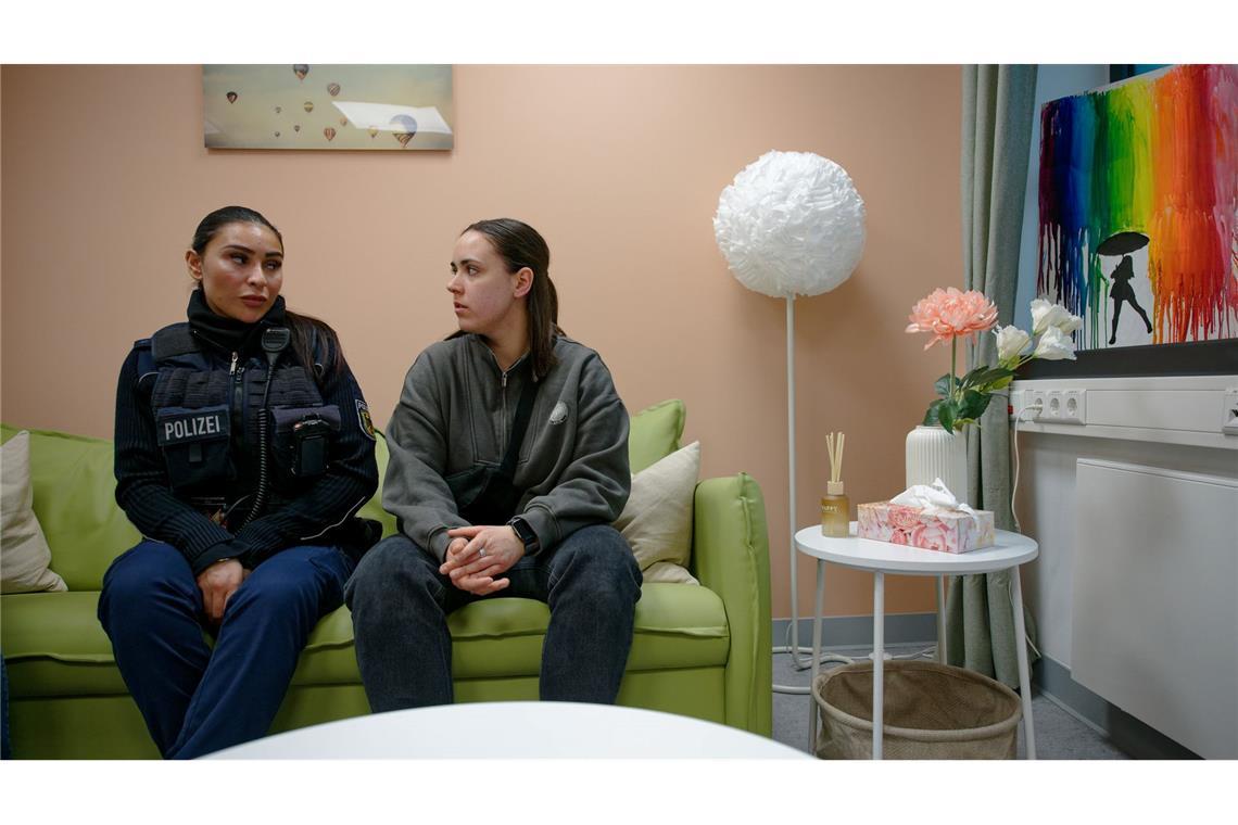 Sofas statt Stühle, Gesprächs- statt Verhöratmosphäre: Polizeimeisterin Maja Schomers (r) und Polizeimeisterin Hicran Aktas im Raum der Gewaltschutzstelle für Frauen im Hauptbahnhof Köln.