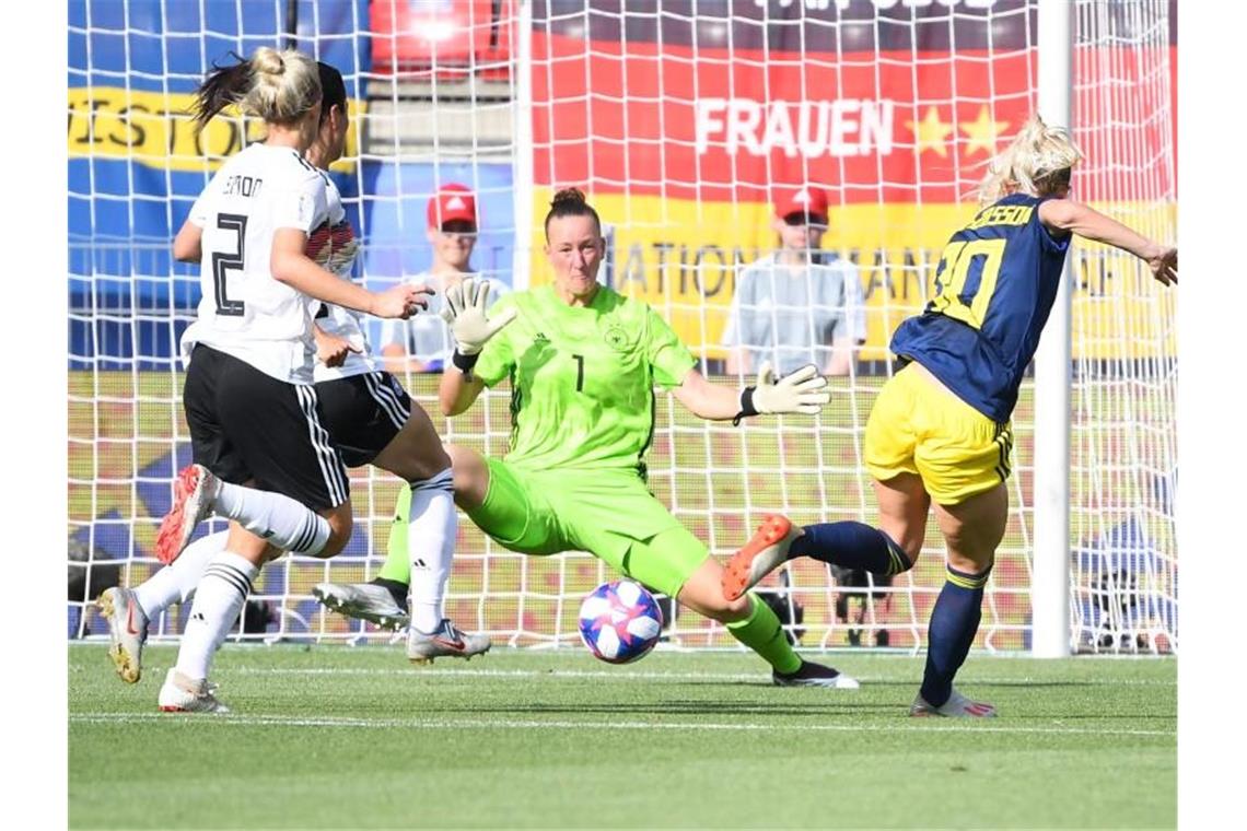 Olympia 2020 nach WM-Aus ohne Fußball-Frauen Sofia Jakobsson (r) überwindet Torhüterin Almuth Schult zum 1:1. Foto: Sebastian Gollnow