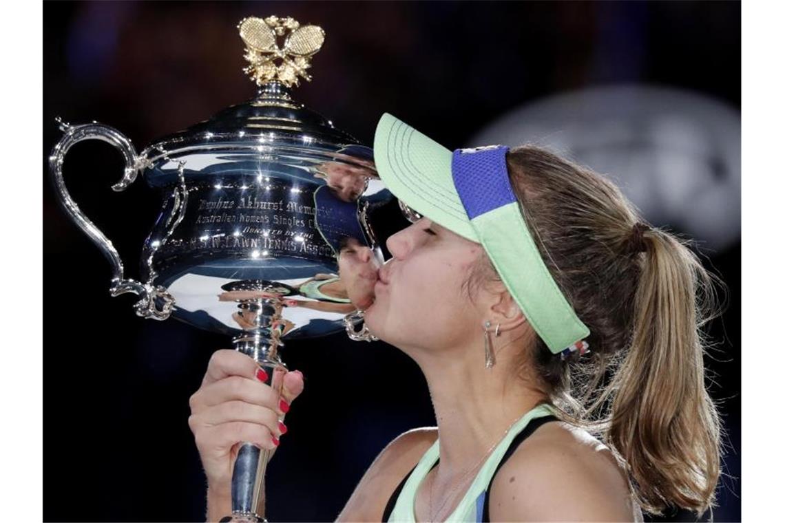 Kenin überrascht mit Australian-Open-Titel: „Traum ist wahr“ Sofia Kenin küsst nach ihrem Sieg den Pokal. Foto: Lee Jin-Man/AP/dpa