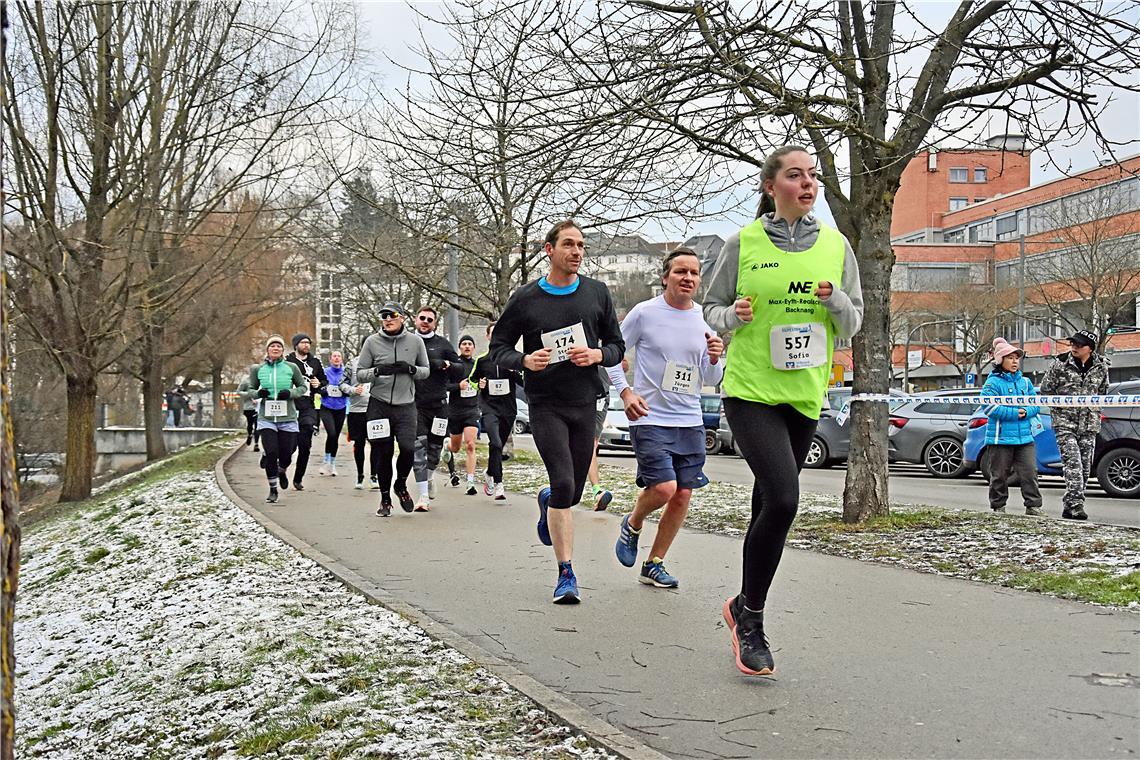 Sofia (Max-Eyth-Realschule, vorne) läuft an der Bleichwiese entlang. Silvesterla...