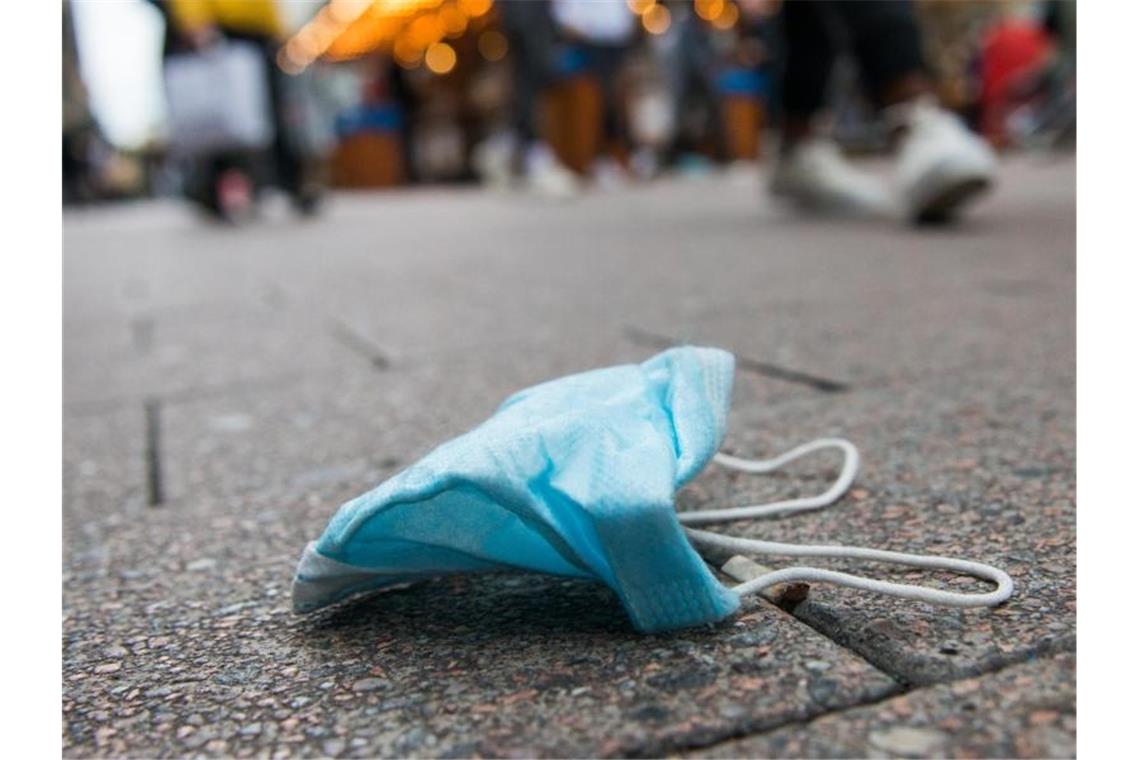 Drosten und Kollegen warnen vor Konzept der Herdenimmunität Sofortige Aufhebung aller Beschränkungen des öffentlichen und privaten Lebens, einschließlich aller Abstandsregeln und der Maskenpflicht? - Für die Gesellschaft für Virologie kein empfehlenswerter Weg. Foto: Daniel Bockwoldt/dpa