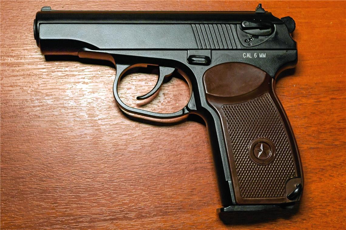 Polizeieinsatz an Schule in Endersbach Softairwaffen sehen echten Pistolen zum Teil verblüffend ähnlich. Symbolbild: AlexTref871/Wikimedia Commons