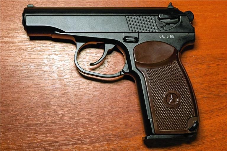 Softairwaffen sehen echten Pistolen zum Teil verblüffend ähnlich. Symbolbild: AlexTref871/Wikimedia Commons 
