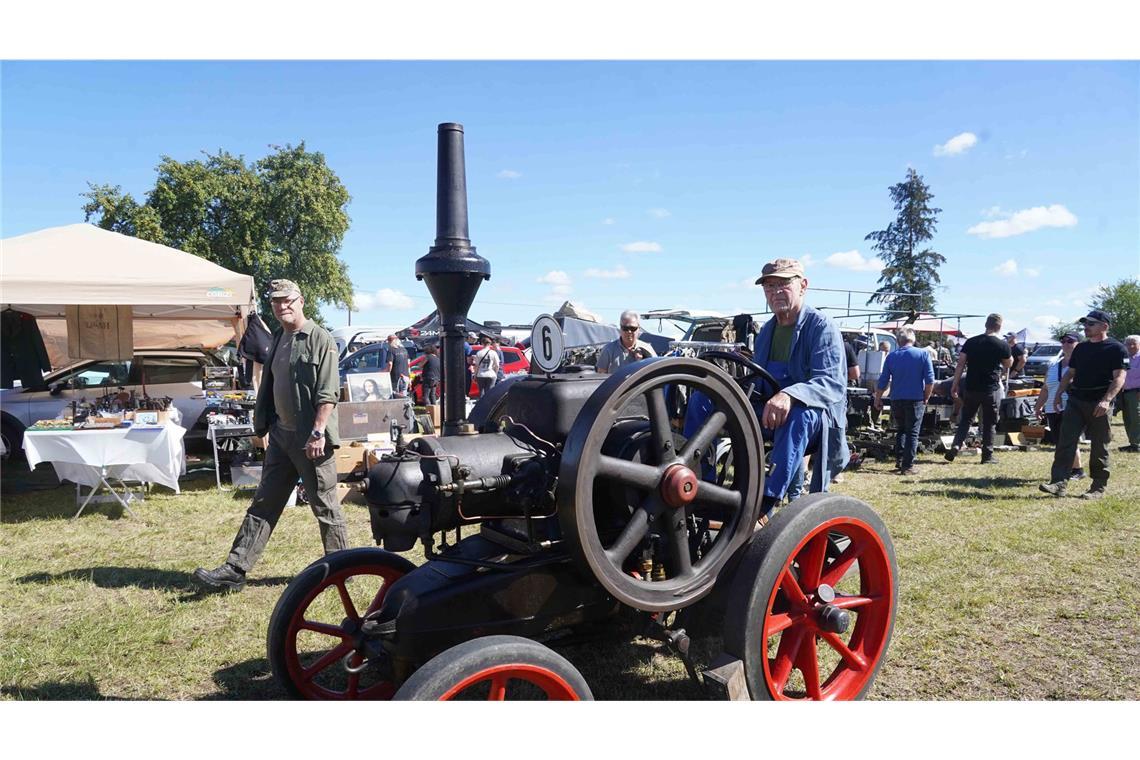 Mit dem Retro-Panzer über den Acker pflügen Sogar Dampftraktoren waren dabei.