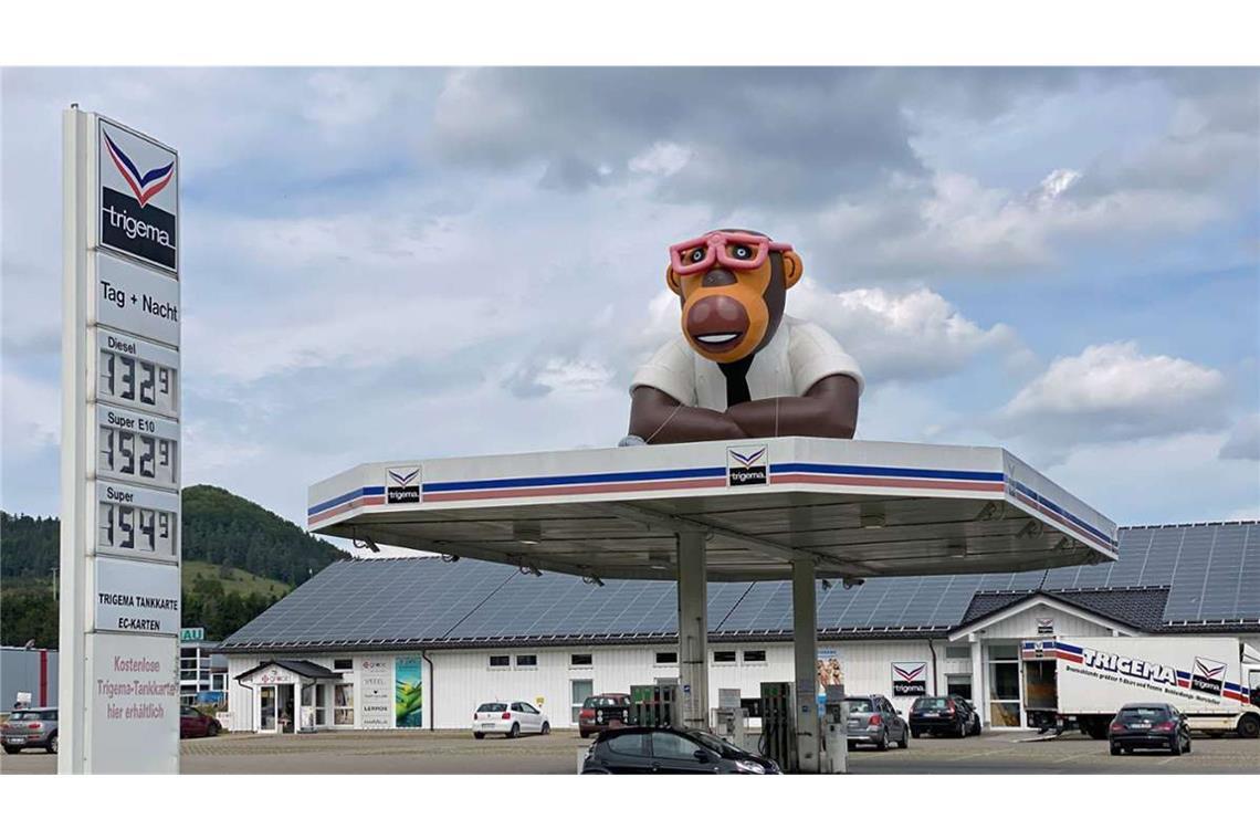 Sogar die Dächer einiger Trigema-Gebäude ziert ein riesiger aufblasbarer Gummiaffe – wie hier bei einer Tankstelle.