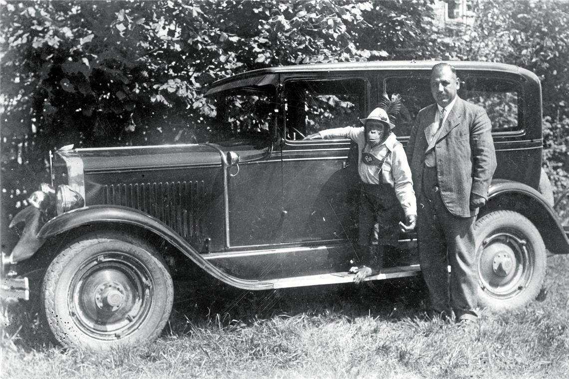 Automobilfotos aus acht Jahrzehnten Sogar ein Affe in Tracht ist auf einem der Fotos zu sehen. Repros: Peter Wolf