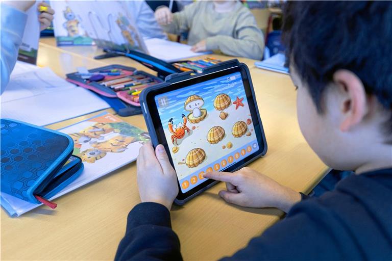 Sogar in der Grundschule lernen Kinder inzwischen spielerisch mit Tablets. Darum ist die Medienkompetenz wichtig.  Archivfoto: Alexander Becher