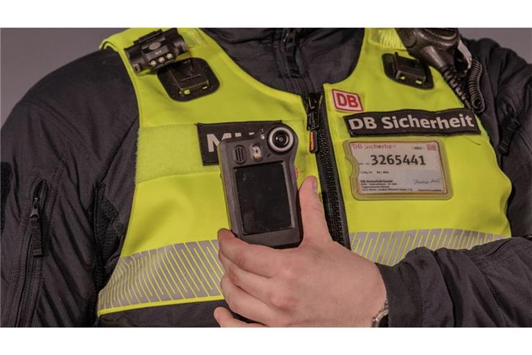 Sogenannte Bodycams sollen Mitarbeitern helfen, um in einer gefährlichen Situation zu deeskalieren.